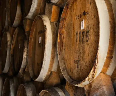 Chai de vieillissement du Cognac Lise Baccara avec des fûts de chêne français